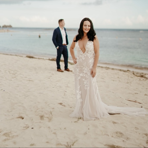 Size 10 Madi Lane Bridal dress worn for an hour retail is 2200$ save 1000& today - Picture 4 of 5